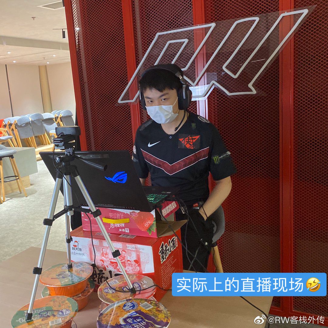 How to be on camera for interviews while promoting the team's logo? Rogue Warriors players used food boxes and instant noodle cups to elevate the camera angle
