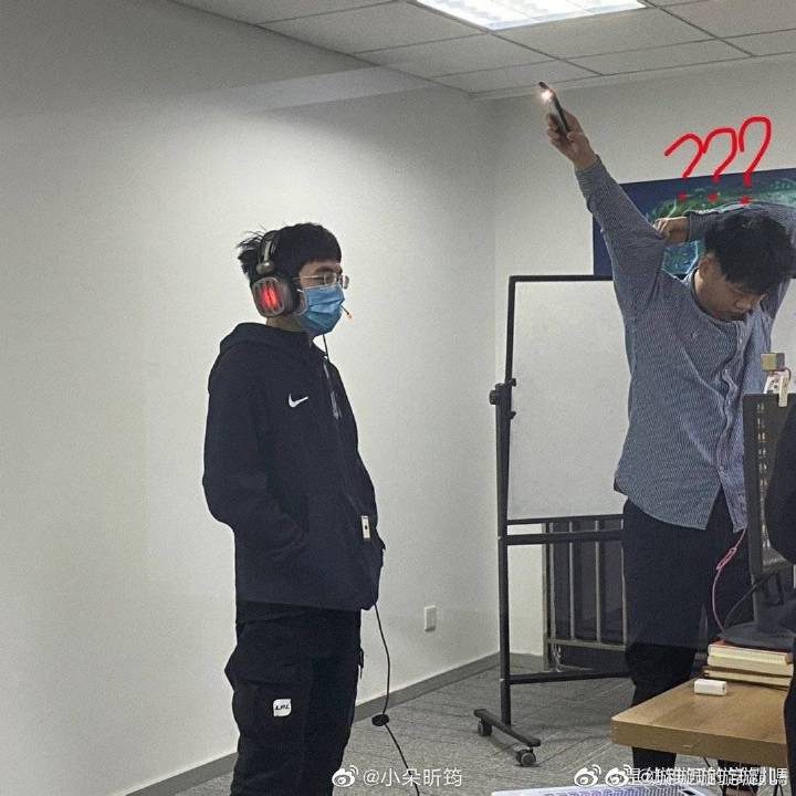 And behind-the-scenes photo, where LNG Esports staff had to use a phone flashlight to... bounce light