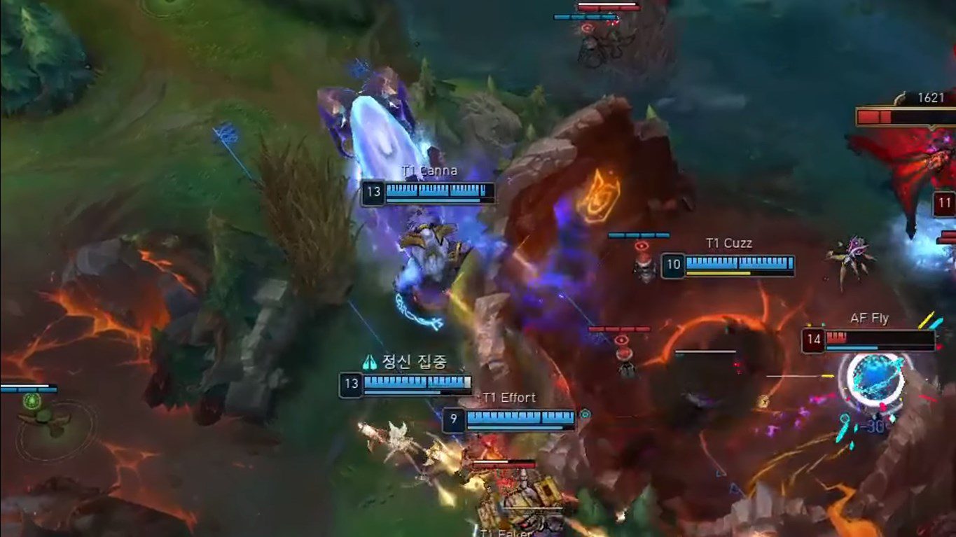 This guy suddenly charged straight towards the mid lane, if he could control Afreeca's formation in this situation, Cuzz with full health could have stolen the dragon