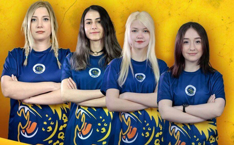 Sylchasie (second from the right with platinum hair) in İstanbul Wildcats colors