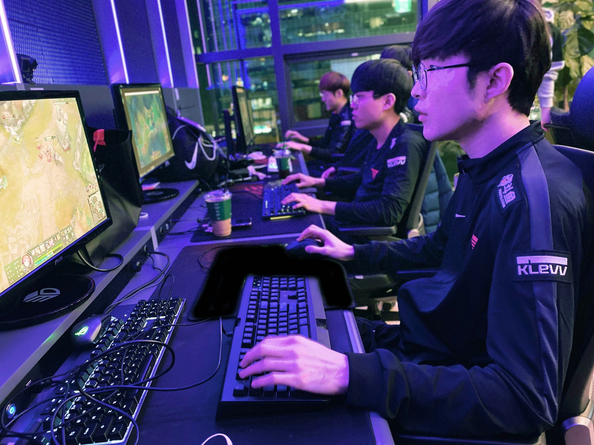 T1 is maintaining a relatively positive performance, but they still have their own issues, which are over-reliance on both Faker and Teddy, along with a seemingly outdated playstyle.