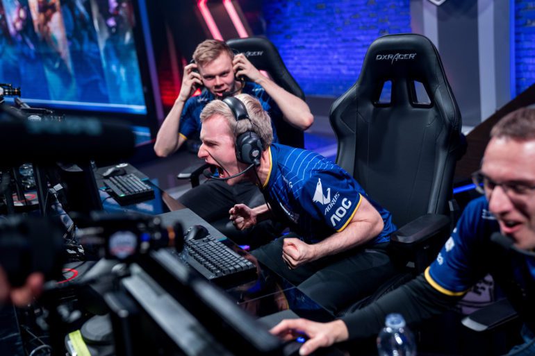 Even though playing against all Bronze players, Jankos still prioritized the objective of destroying structures