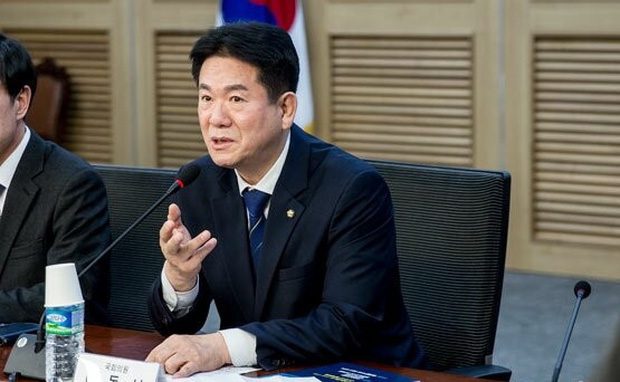 Mr. Hwang Hee-doo - A member of the National Assembly and former professional gamer, strongly condemned Ryu Ho-jung's actions. Photo: Inven Global.