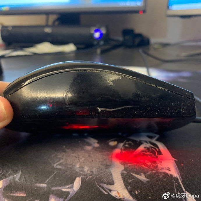 It's just a small scratch on the mouse, but it makes Dopa anxious and even 
