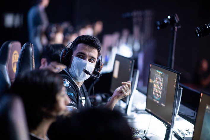 Before fully entering the phase of online competitions, professional League of Legends players are also actively following the health protection regulations