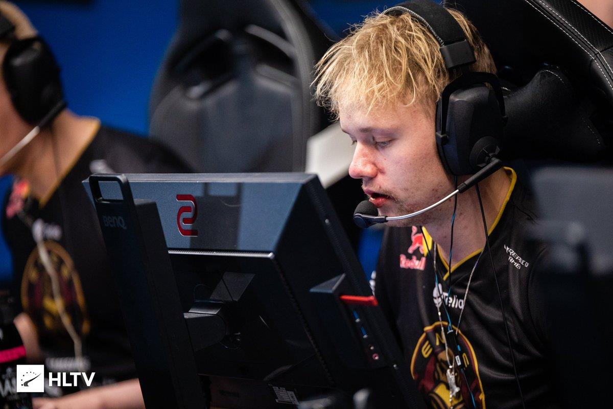 The tired and frustrated faces of ENCE members as they slide into defeat
