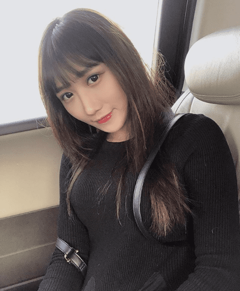 At most, she looks sexy in this tight-fitting sweater