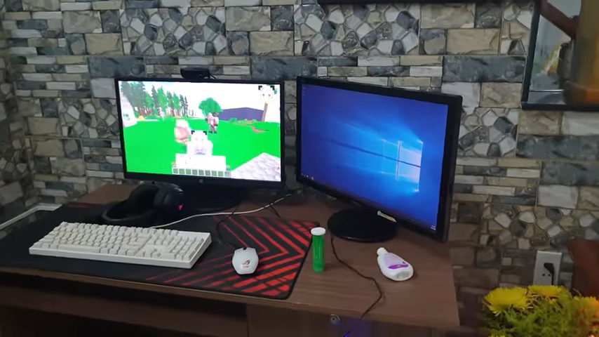 Teacher Ba's streaming corner is quite simple, located in the center of the room. This placement still follows the old criteria, meaning Teacher's camera angle can zoom in on all other team members.