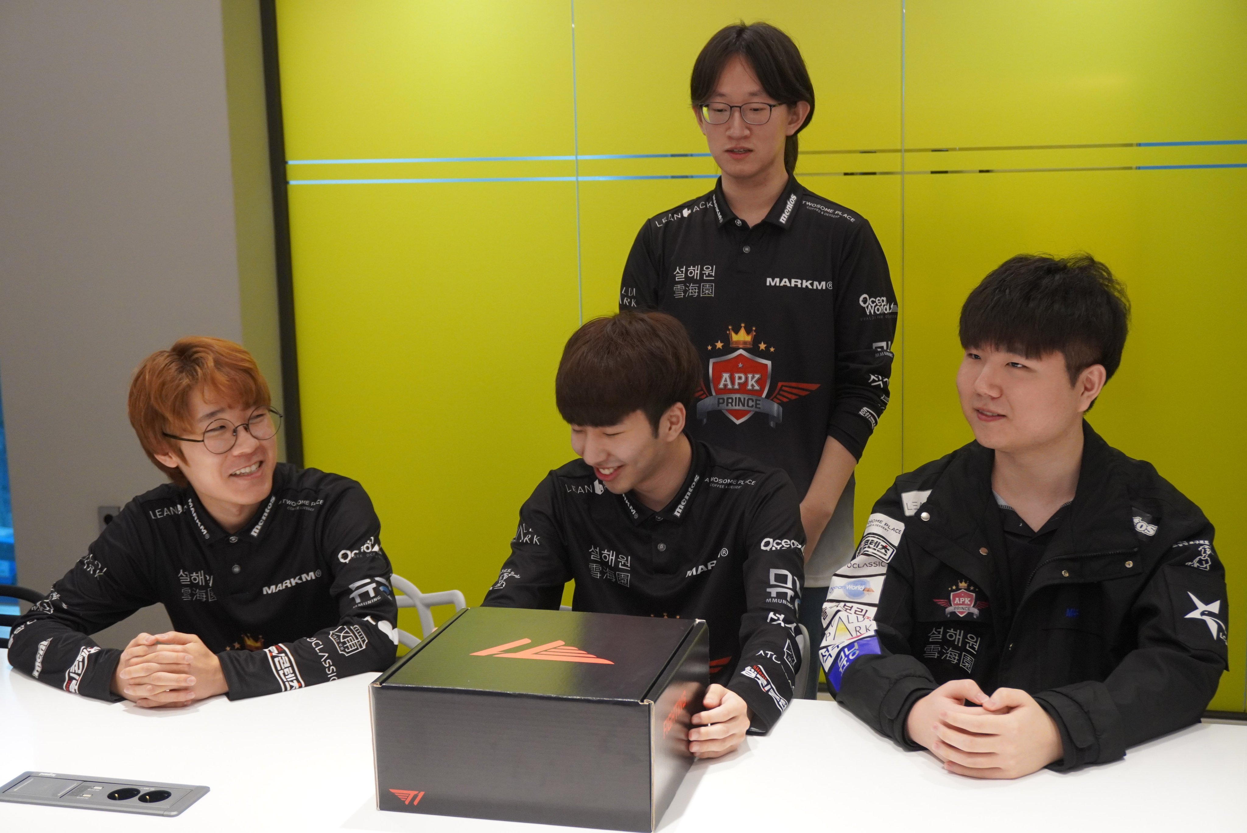 T1 promised to give a 50% discount voucher, but in the end, they changed their mind and instead gifted fan jerseys to APK players