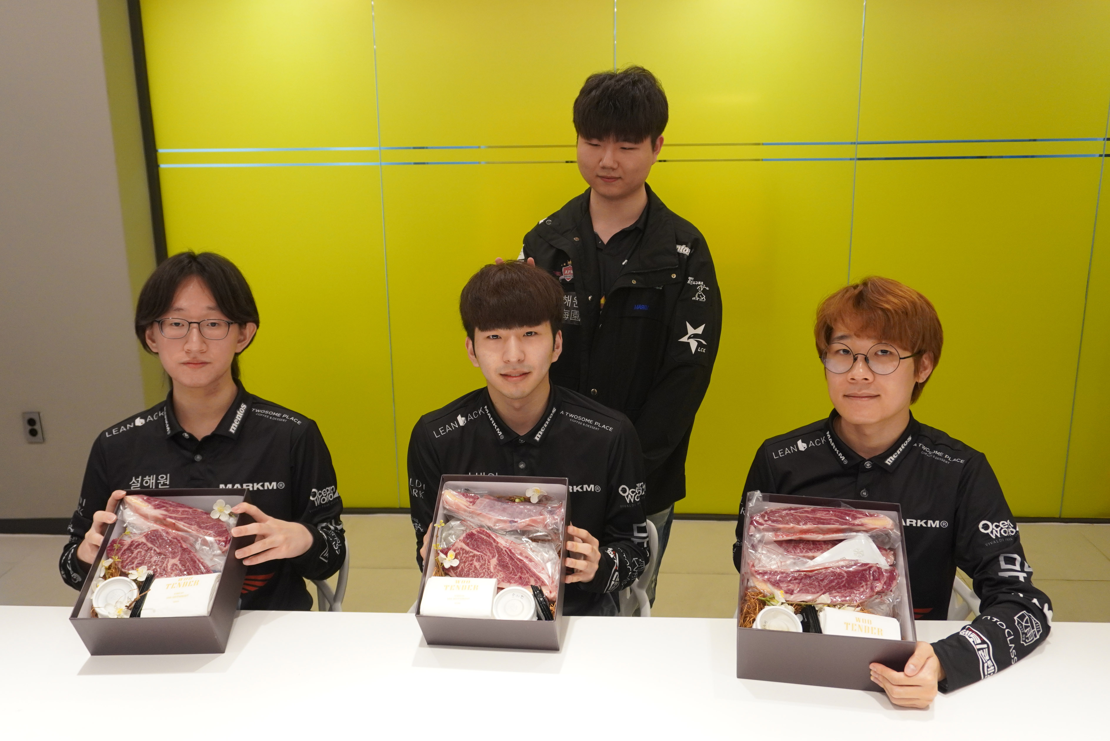The gigantic premium beef chunks from the Wootender brand were also sent by T1 to APK