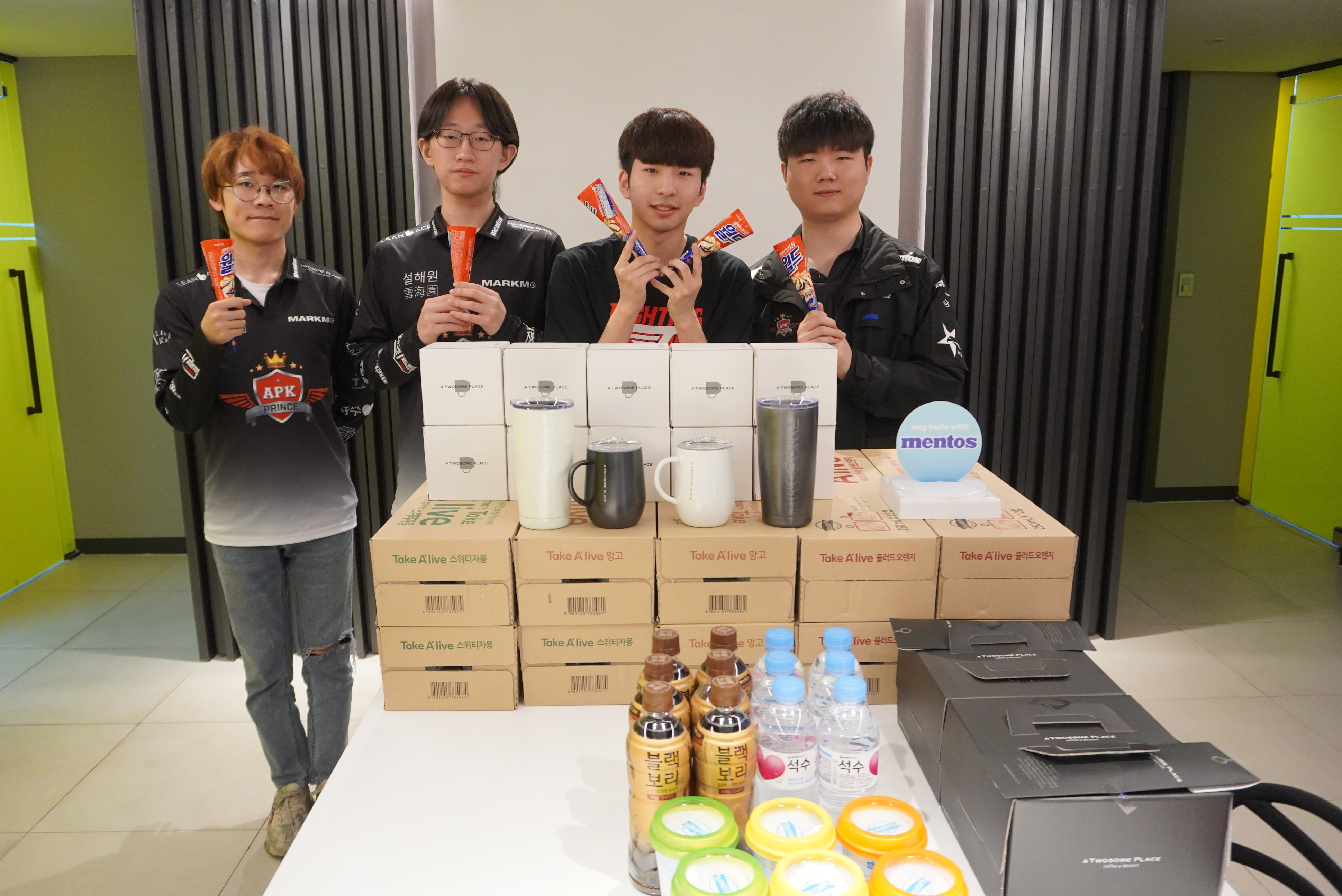 The 'flood' of gifts sent by T1 to APK's Gaming House