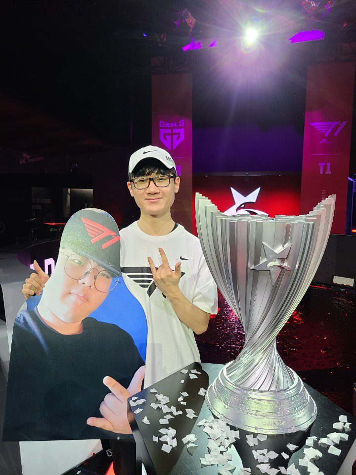 T1 players taking pictures with... fans