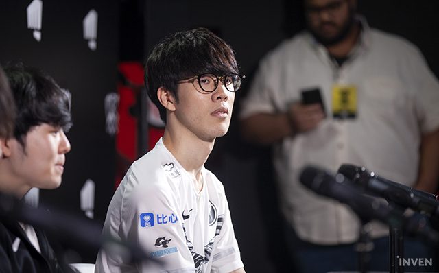 Your face when you're dominating the lane but your teammate decides to give away kills to the opponents