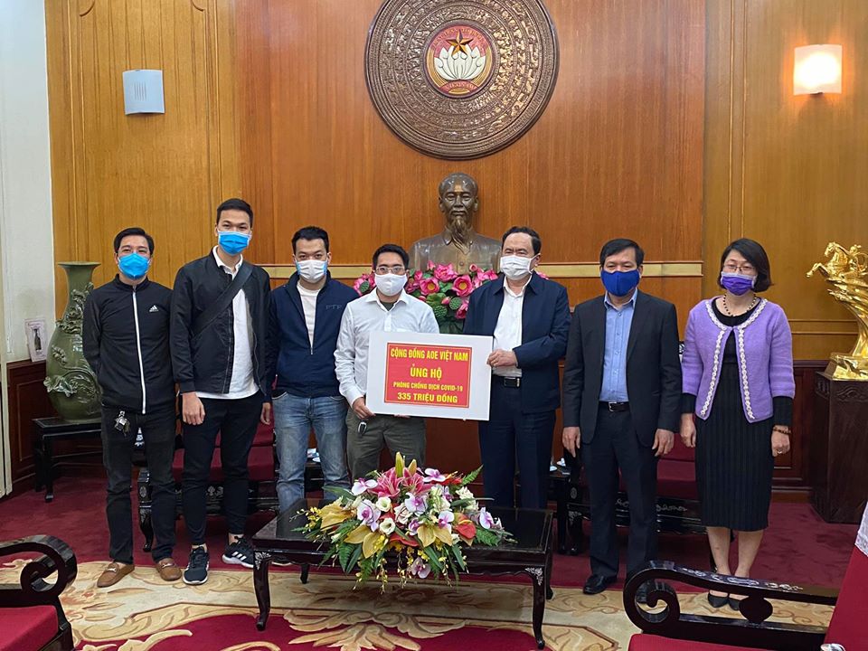 Representatives of the Vietnam AoE community taking a commemorative photo after completing the donation procedure of 335 million VND