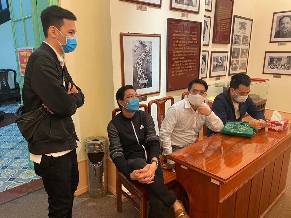 Chim Sẻ Đi Nắng with several representatives from the Vietnam AoE community conducting the donation process for the Covid-19 Prevention Fund to the Central Committee of the Vietnam Fatherland Front