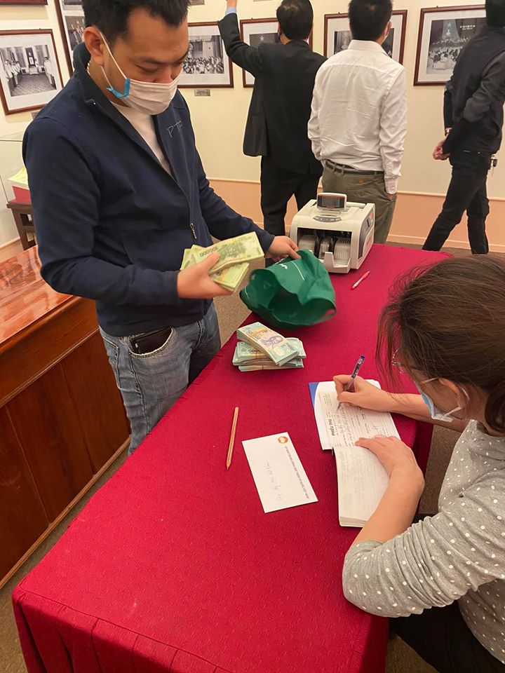A representative of the Vietnam AoE community handing over the donation to the authorities
