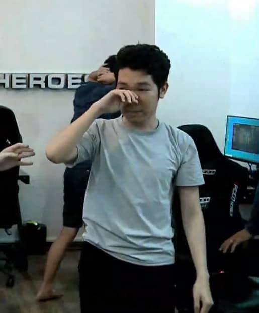 Team Flash celebrates wildly, Slayder cries after winning his first championship in his career, perhaps the most beautiful images of today's match on April 18