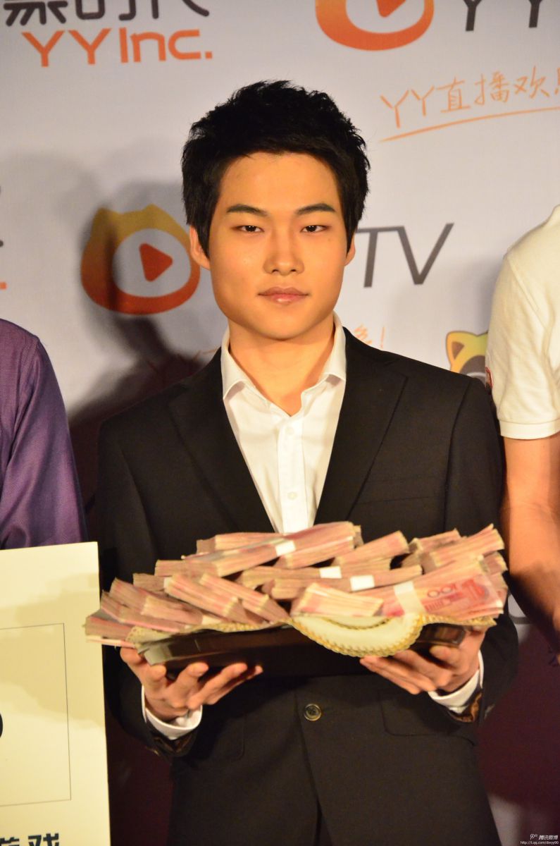 Dopa during the award ceremony of 500,000 RMB for achieving top 1 Challenger on the Chinese server in record time