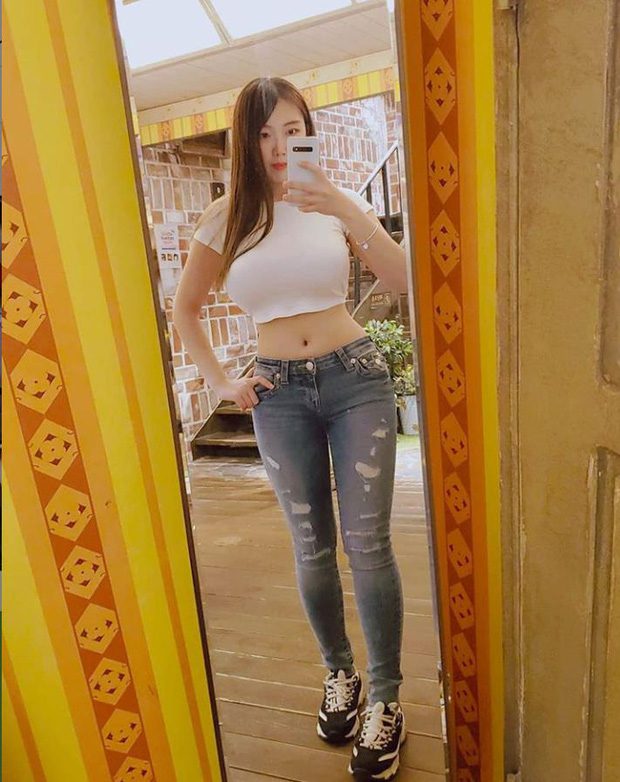 Velvet_7 - the beautiful female streamer of Twitch.