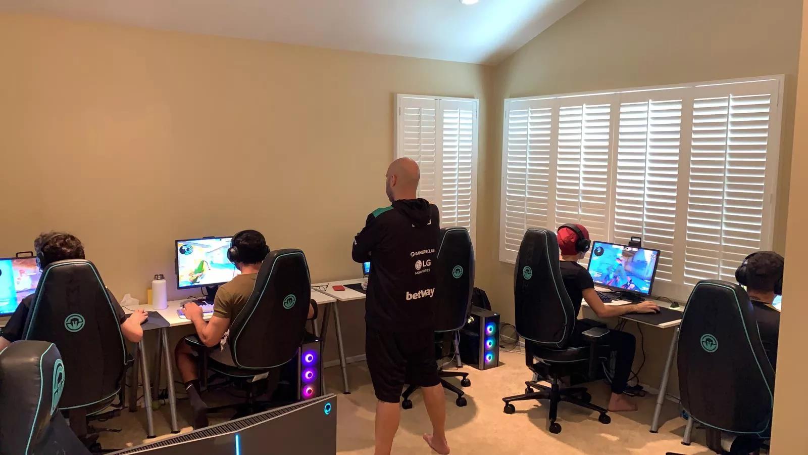 Members of MiBR even played the Flashpoint finals at Yeah Gaming's gaming house