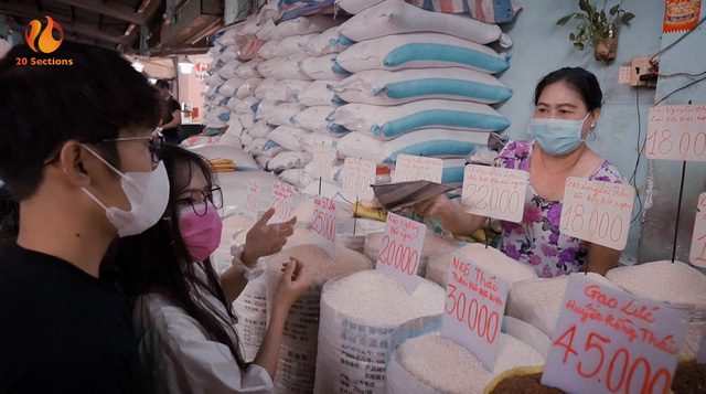 Hot streamer 1m52 Hường Lulii surrounded by bags of rice