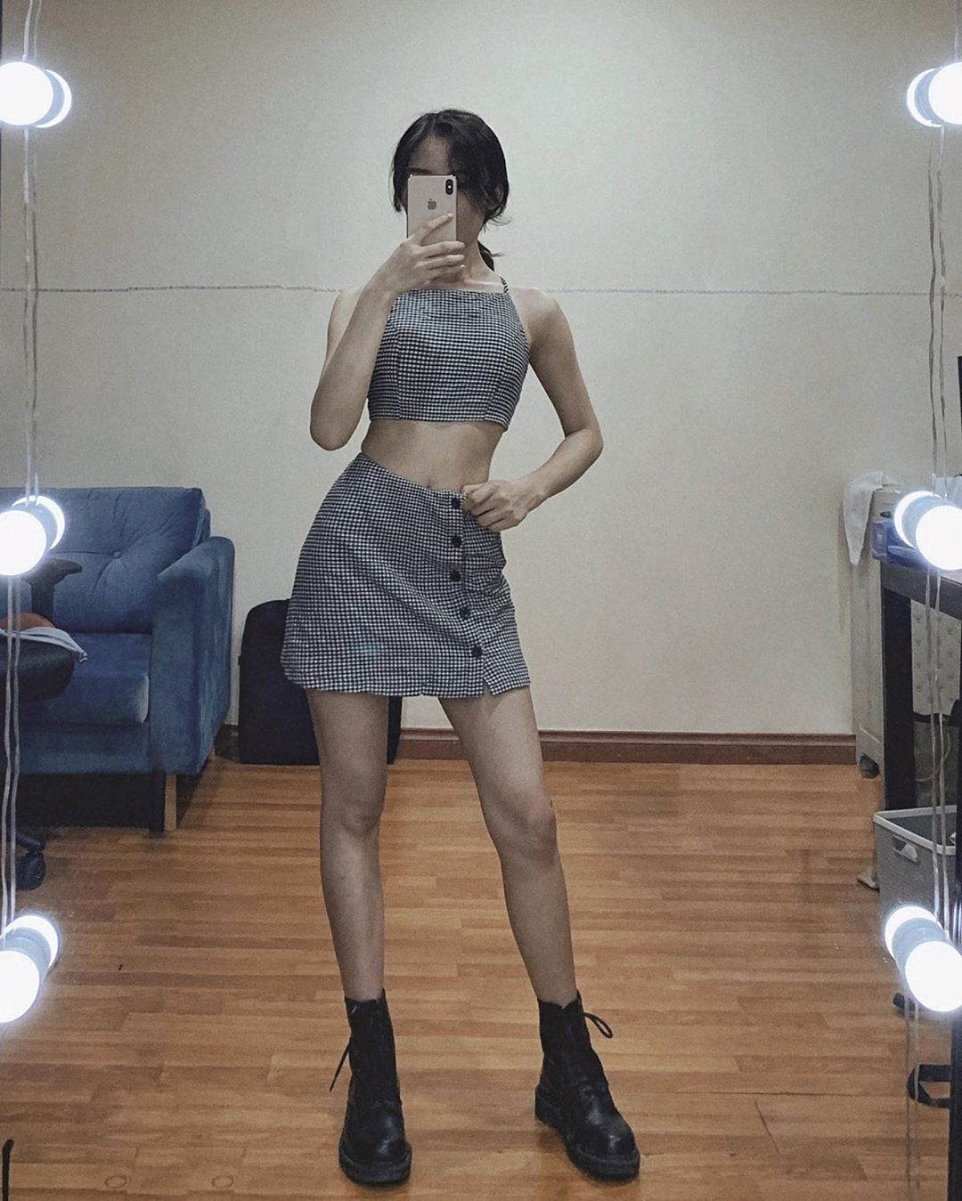 Latest photo shared by Mina Young on Instagram, showcasing her long legs and slim waist that captivates many boys