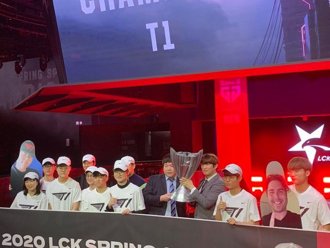 T1's trophy lift featured two special guests