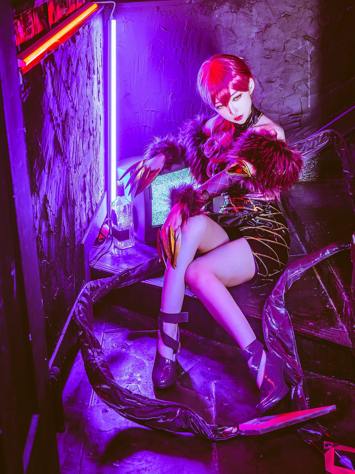 Evelynn's K/DA outfit features many intricate details, exuding a lavish charm