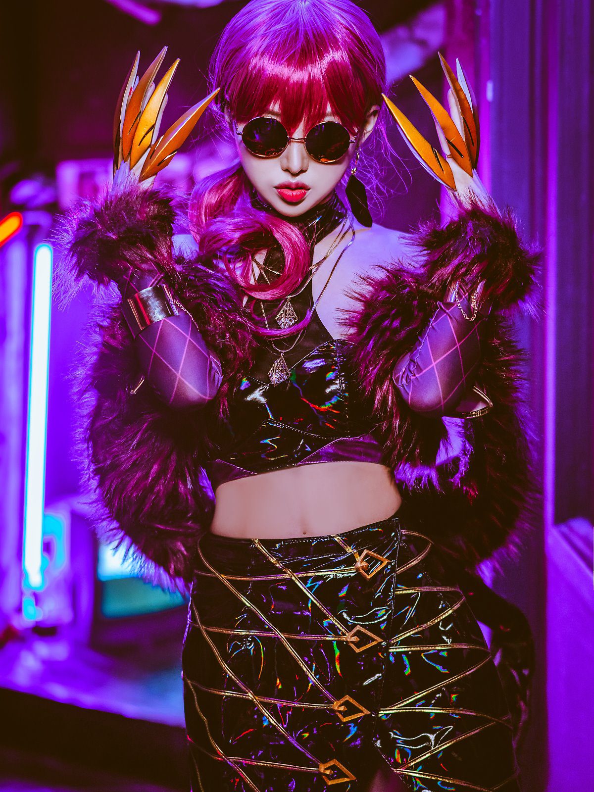 This cosplay version closely resembles the original K/DA Evelyn skin