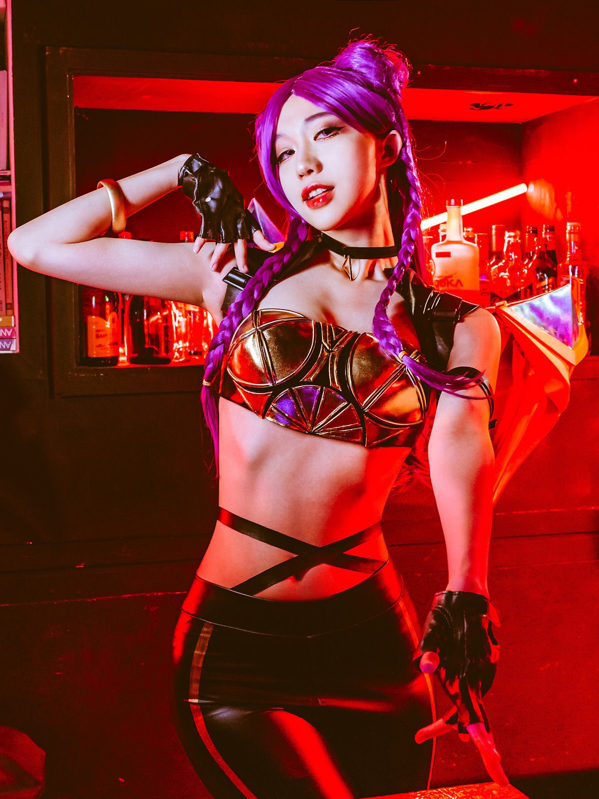 The toned and fit body of the girl suits the K/DA version of Kai'Sa perfectly