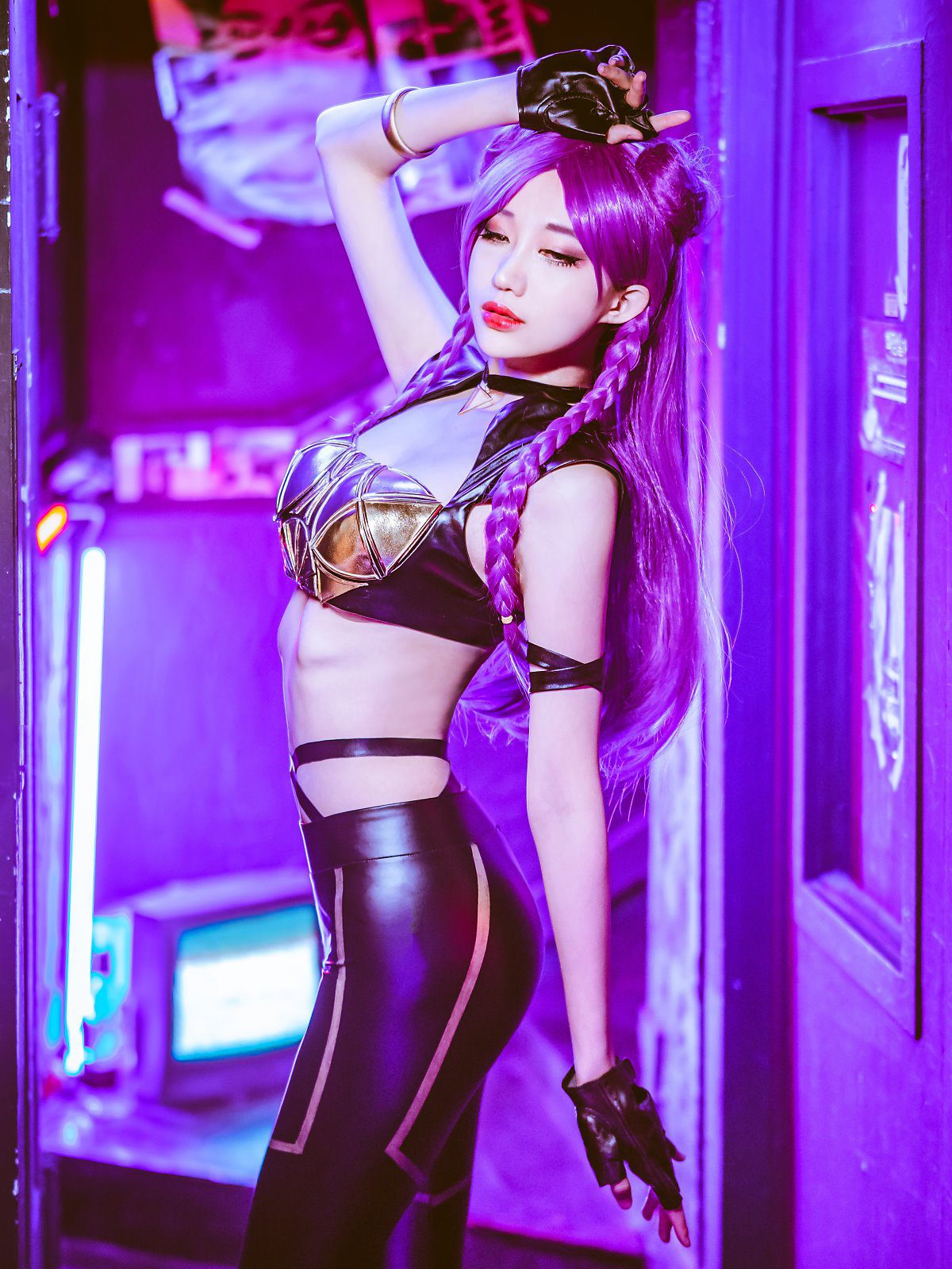 The super alluring curves of the Korean cosplayer
