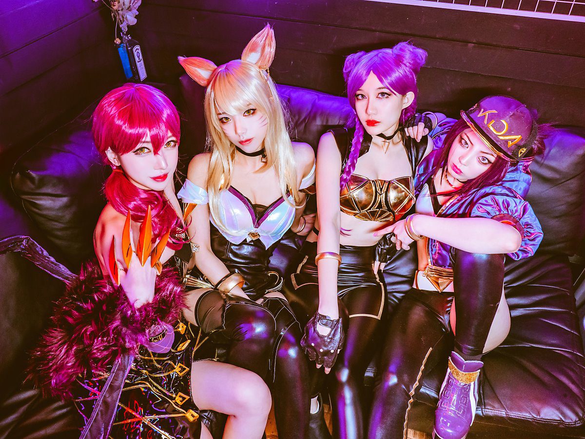 Even when all four girls appear in one frame, they look like a real band