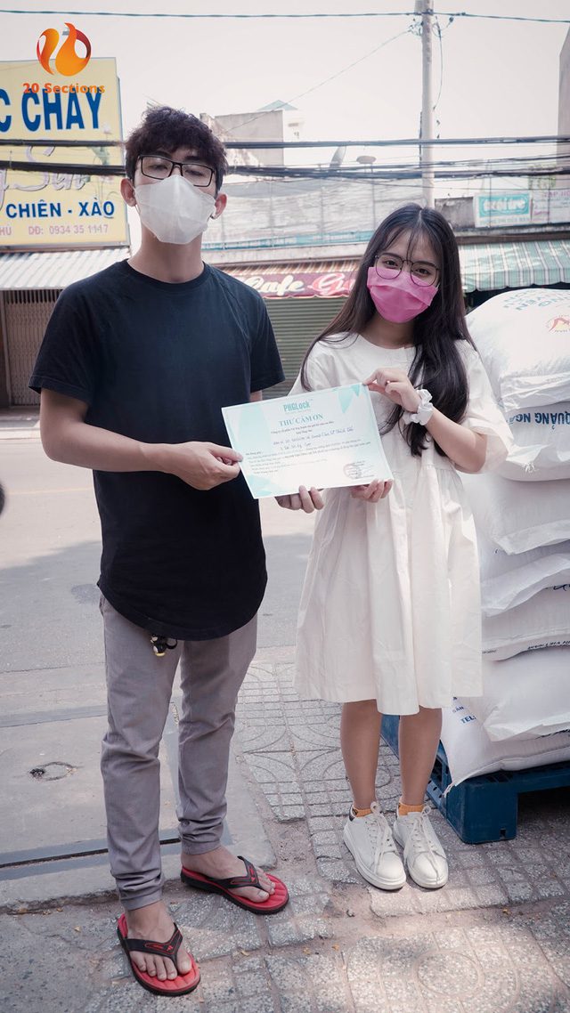 Two streamers receiving a thank-you letter from the Rice ATM management