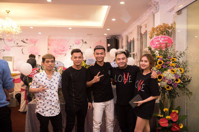 Quang Cuon (center) with the most famous streamers in Vietnam currently