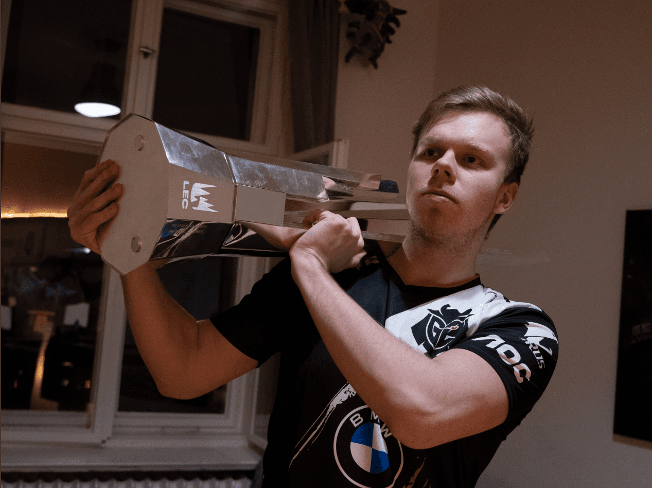 It seems that as soon as the LEC trophy arrived at G2 Esports' gaming house, Wunder hugged it