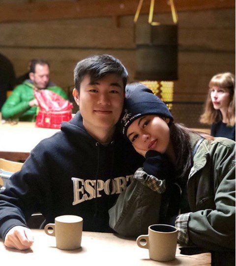 She is the girlfriend of player Pobelter '200 IQ'