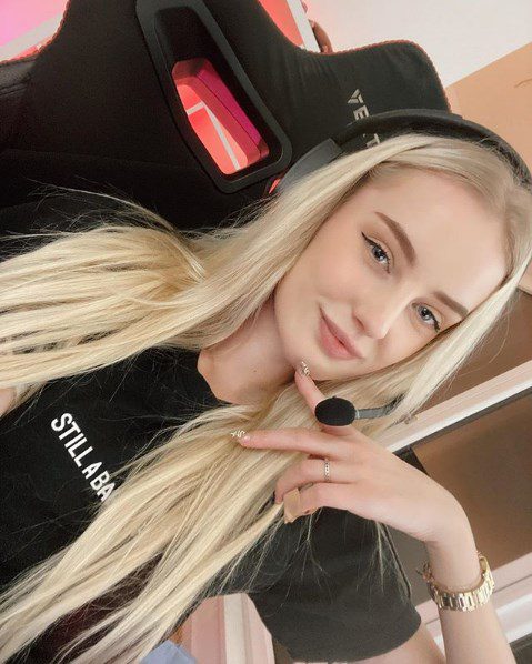She looks beautiful on stream as well