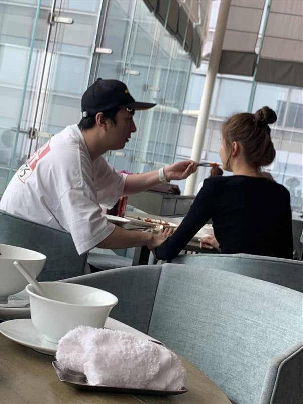 Young master Wang expresses affection for his new girlfriend in a very sweet way