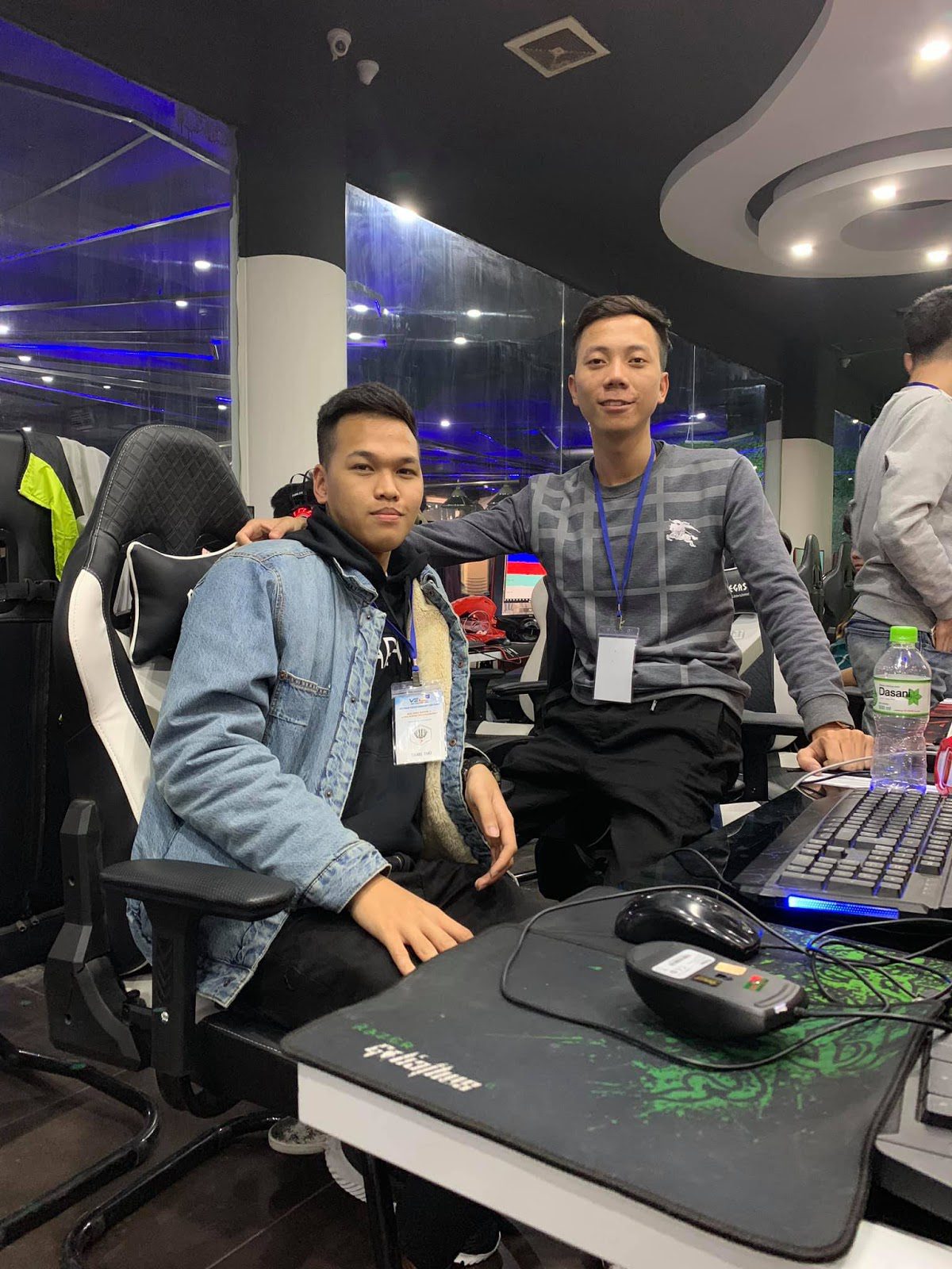 BiBi hopes that Chim Sẻ Đi Nắng won't post a status banning him and Hồng Anh from teaming up after tonight's match