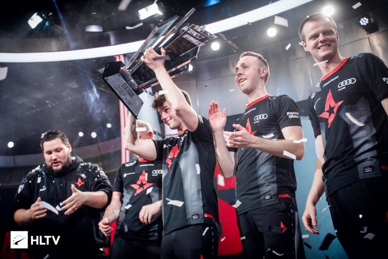 Astralis members with the ELEAGUE CS:GO Premier 2018 trophy shortly before