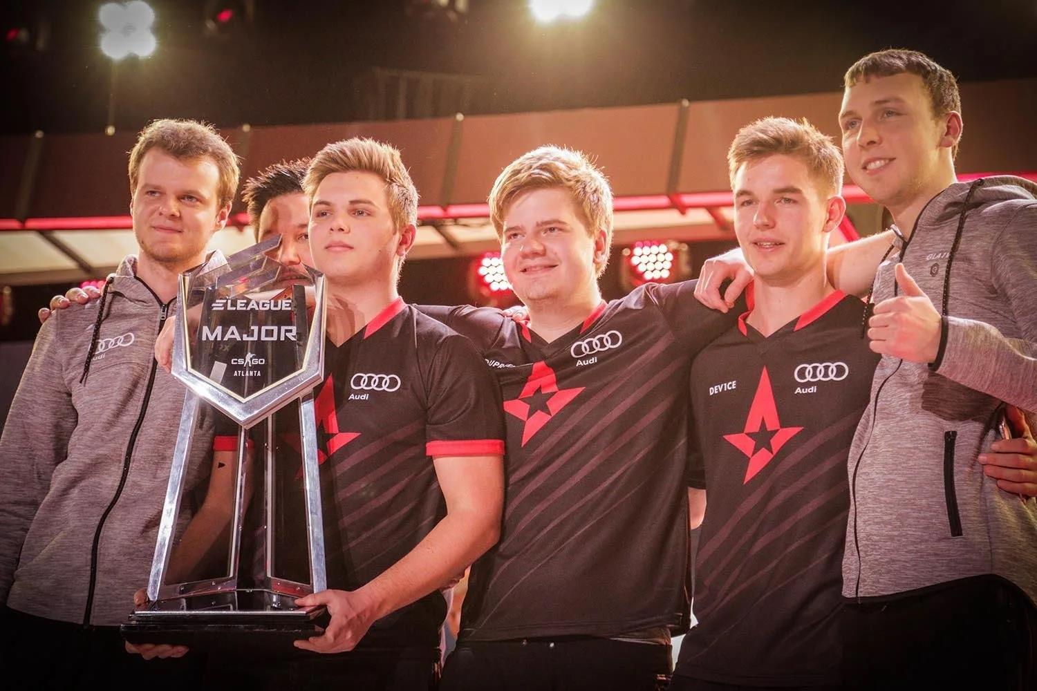 Kjaerbye in Astralis colors (second from the left, holding the championship trophy)