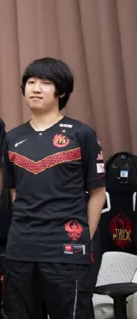 Khan's 'depression' hairstyle since moving to China to play for FPX