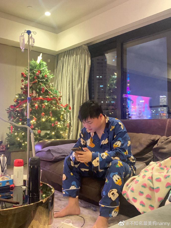 An interior photo of Uzi's luxury apartment, with a view directly overlooking the Huangpu River and located in the busiest urban area in Pudong, Shanghai