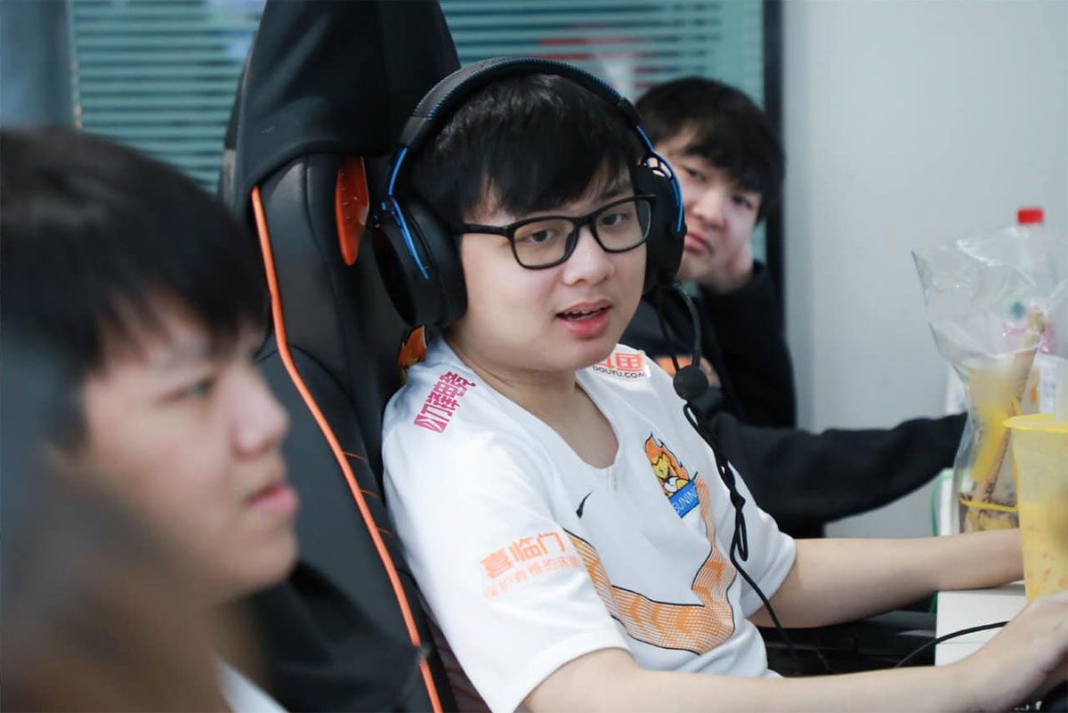 If he cannot achieve his dream of attending the Worlds while competing in the LPL, investing in a team in Vietnam and pursuing that dream is also completely feasible for SofM. Ocelote - the owner of G2 Esports is a typical example of this case