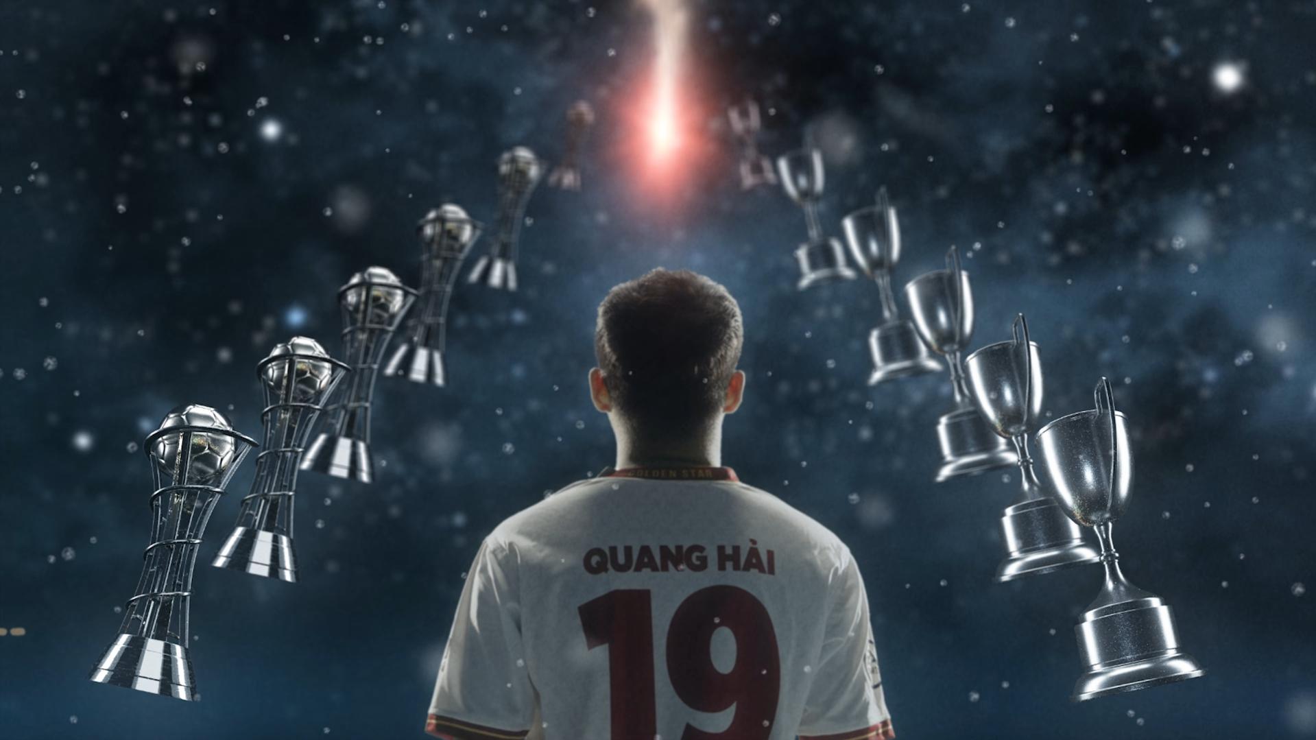 Quang Hai with the trophies.