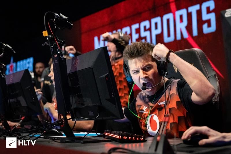 Frozen with teammates at Mousesports