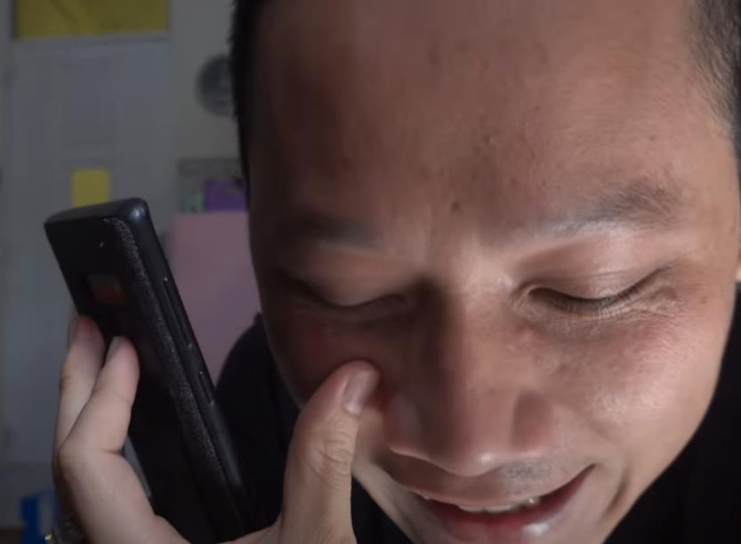 The 'deep acting' face of Teacher Ba while lying to Kidz about going 'to have fun'