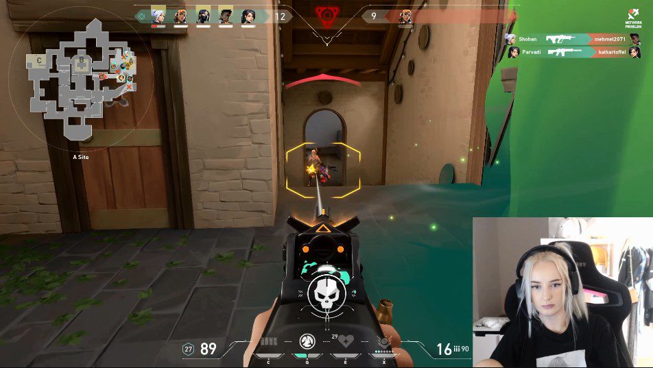 A precise site defense move by female streamer Parvadi