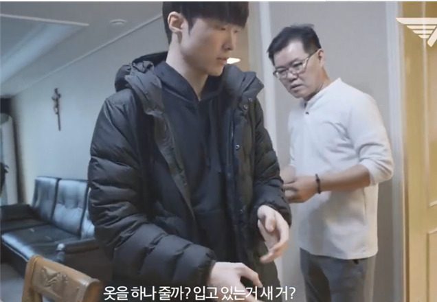 Faker frequently sends most of his salary back to his father, giving him full authority to use the money for spending or investing in other business areas