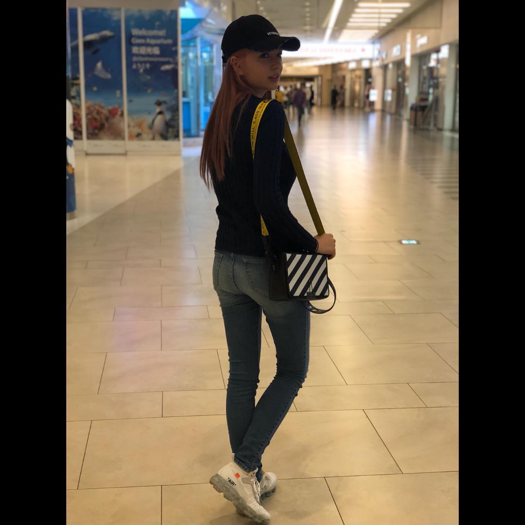 Even in casual wear, she looks stunning